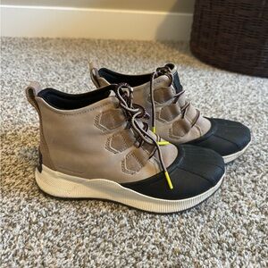 Sorel size 7 winter boots .